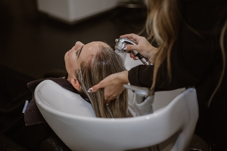 Friseurin beim Haarewaschen im Salon